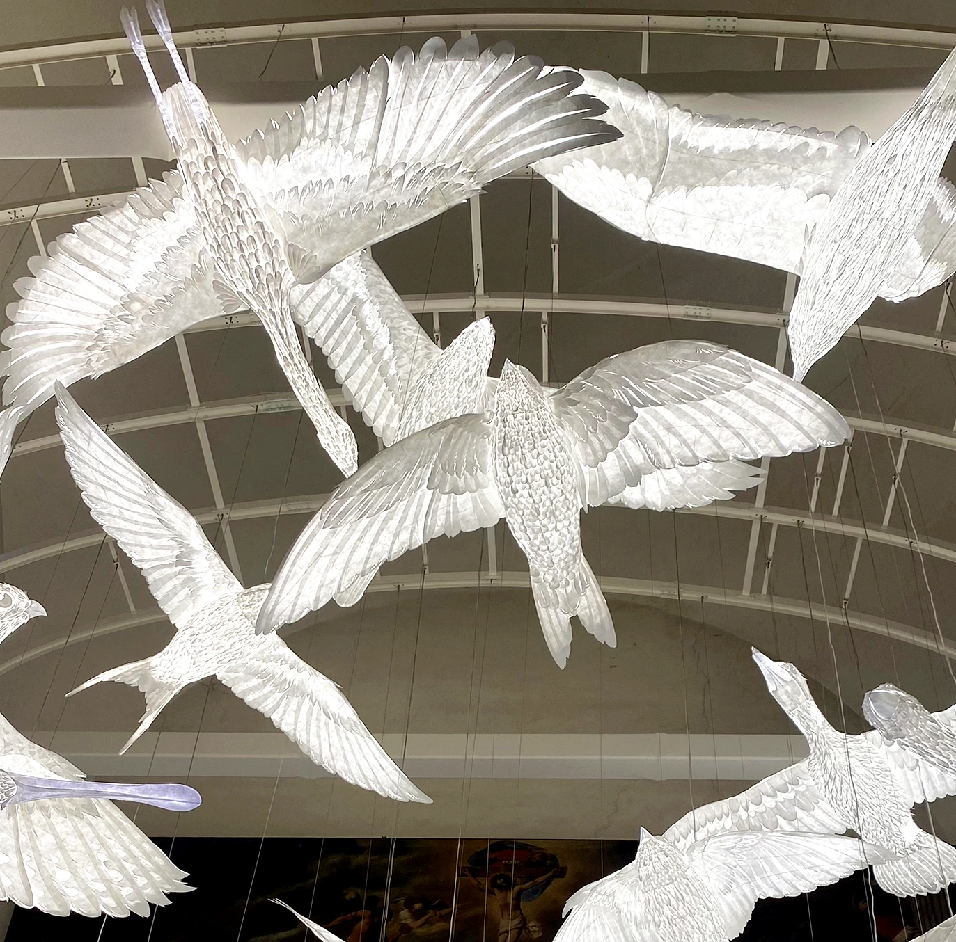 Esculturas de pájaros en papel suspendidas del techo abovedado, instalación A Luminous Ark en Homo Faber 2026