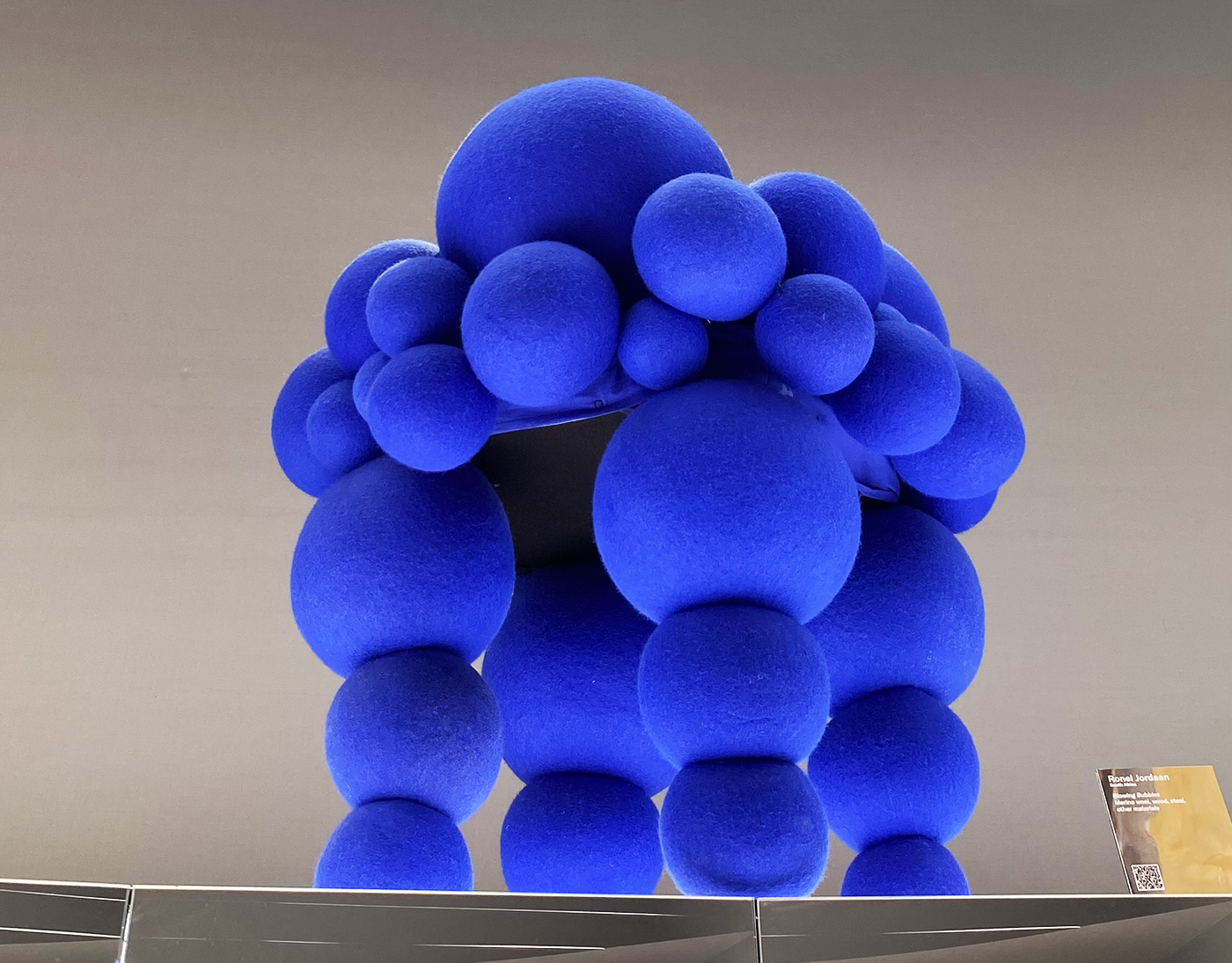 Blowing Bubbles, taburete de esferas de lana afieltrada de Ronel Jordaan, Homo Faber 2026