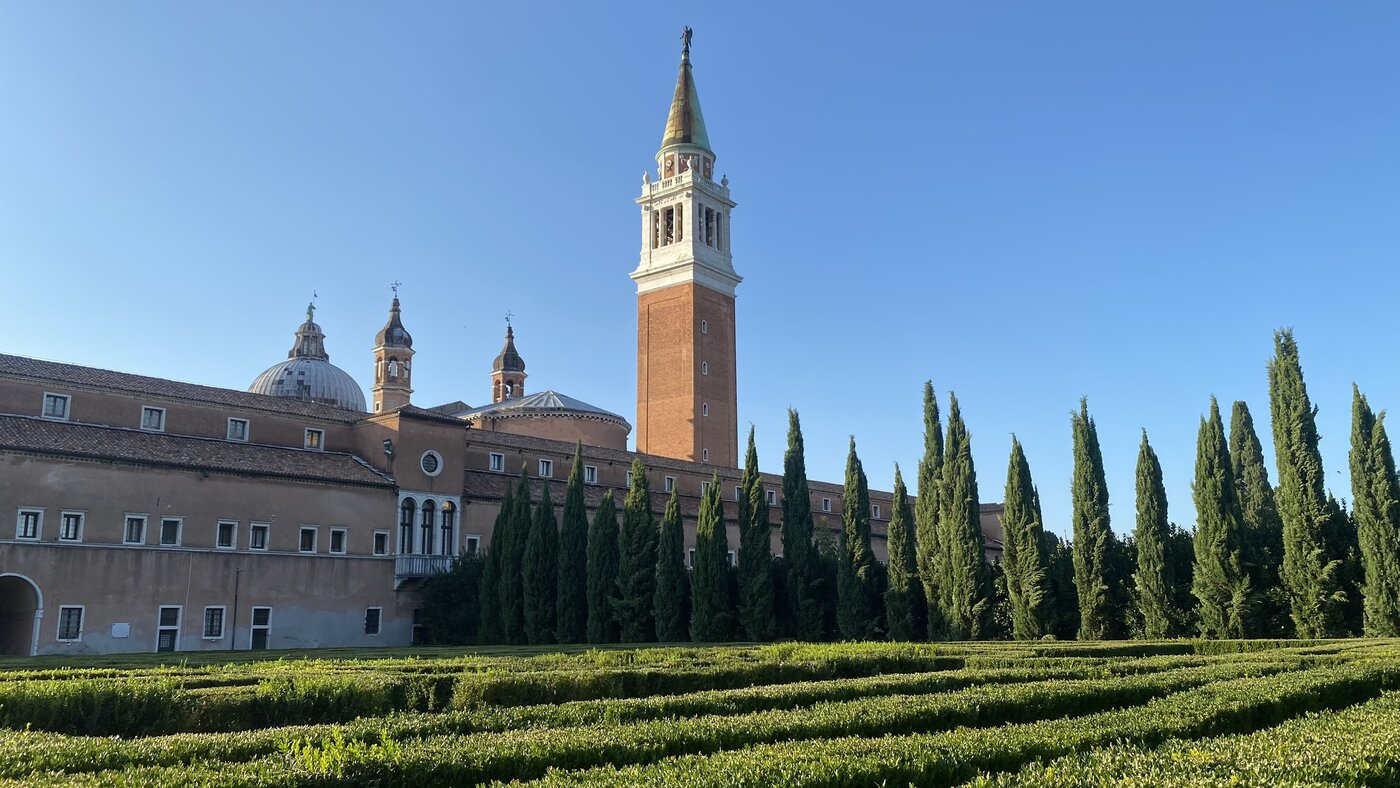 El campanario de Venecia visto desde los jardines de la Fondazione Giorgio Cini